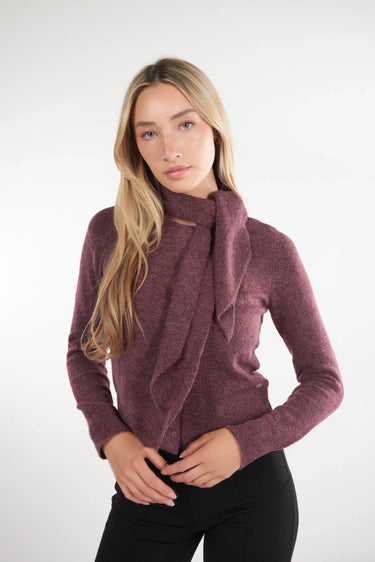 Magasinez le cardigan avec un foulard de la nouvelle collection de la Boutique Colori. - Shop the cardigan with scarf from new collection from Boutique Colori