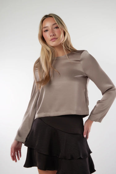 Magasinez le haut satiné à manches longues de la nouvelle collection de la Boutique Colori - Shop the satin-finish long-sleeve top from new collection from Boutique Colori