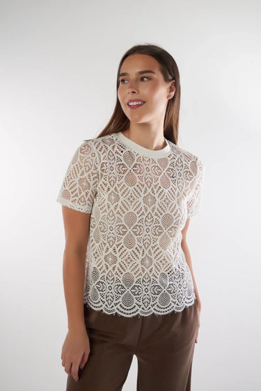 Magasinez le haut en dentelle à manches courtes de la nouvelle collection de la Boutique Colori - Shop the short-sleeved lace top from new collection from Boutique Colori
