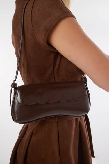 Magasinez le sac à main élégant de la nouvelle collection de la Boutique Colori. - Shop the elegant handbag from Boutique Colori’s new collection.