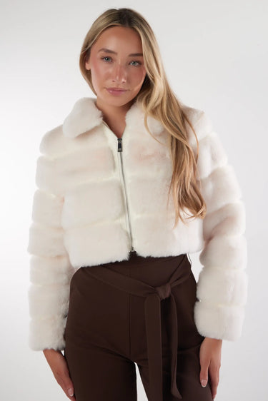Magasinez la veste courte en fausse fourrure de la nouvelle collection de la Boutique Colori - Shop the faux fur jacket from new collection from Boutique Colori