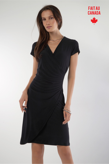 Magasinez la robe plisse cache-coeur de Colori - Shop the wrap pleated dress from Colori