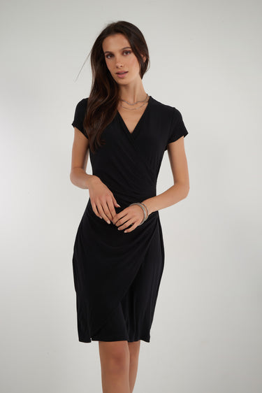 Magasinez la robe plisse cache-coeur de Colori - Shop the wrap pleated dress from Colori