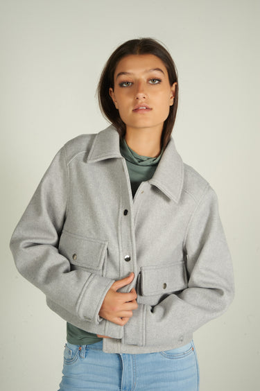 Magasinez la veste courte de Colori - Shop the crop jacket from Colori