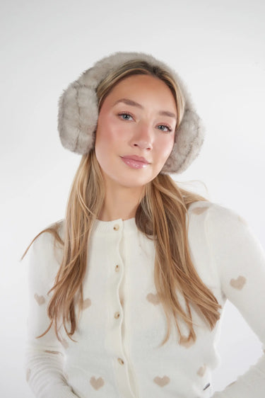 Magasinez les élégants cache-oreilles de la nouvelle collection de la Boutique Colori. - Shop the elegant earmuffs from new collection Boutique Colori.