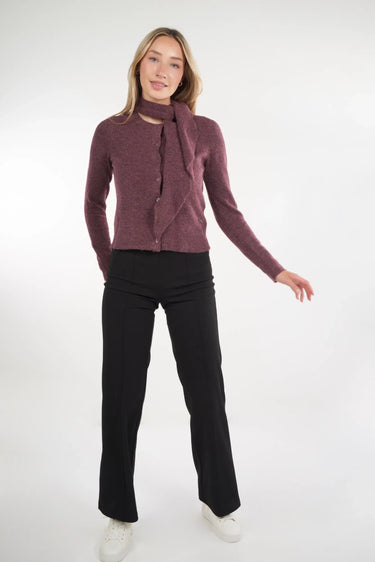 Magasinez le cardigan avec un foulard de la nouvelle collection de la Boutique Colori. - Shop the cardigan with scarf from new collection from Boutique Colori