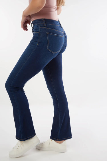 Magasinez le jean à jambe évasée de la nouvelle collection de la Boutique Colori - Shop the flared jeans from new collection from Boutique Colori
