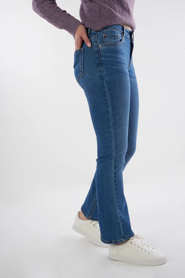 Magasinez le jean à jambe évasée de la nouvelle collection de la Boutique Colori - Shop the flared jeans from new collection from Boutique Colori