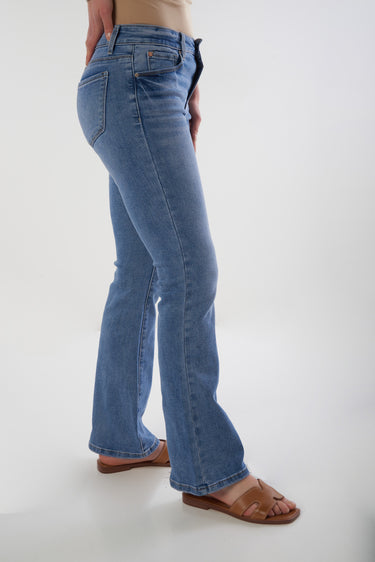 Magasinez le jean évasée de la nouvelle collection de la Boutique Colori - Shop the flared jeans  from new collection from Boutique Colori