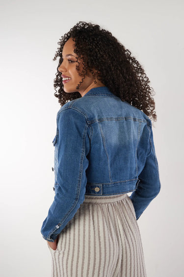 Magasinez la veste courte en denim de la nouvelle collection de la Boutique Colori - Shop the short denim jacket from new collection from Boutique Colori