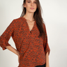 Magasinez la blouse à imprimé animal de Colori - Shop the animal print blouse from Colori