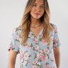 Magasinez la blouse fleurie à manches courtes de Colori - Shop the floral short sleeves blouse from Colori