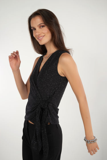 Magasinez la camisole brillante avec boucle de Colori - Shop the tie-front shiny tank top from Colori