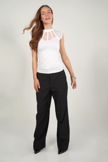 Magasinez le haut avec dentelle sans manches de Colori - Shop the lace detail sleeveless top from Colori
