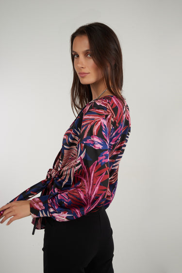 Magasinez le haut cache-coeur à nouer de Colori - Shop the tie-front wrap top from Colori