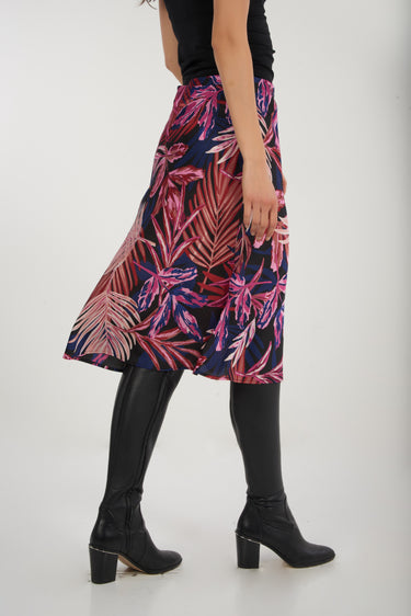 Magasinez la jupe midi en satin imprimée de Colori - Shop the printed satin midi skirt from Colori