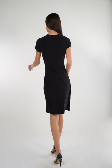 Magasinez la robe plisse cache-coeur de Colori - Shop the wrap pleated dress from Colori