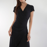 Magasinez la robe plisse cache-coeur de Colori - Shop the wrap pleated dress from Colori