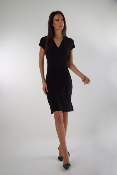 Magasinez la robe plisse cache-coeur de Colori - Shop the wrap pleated dress from Colori