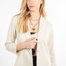 Magasinez le veston à manches trois-quarts de Colori - Shop the three-quarter sleeve blazer from Colori